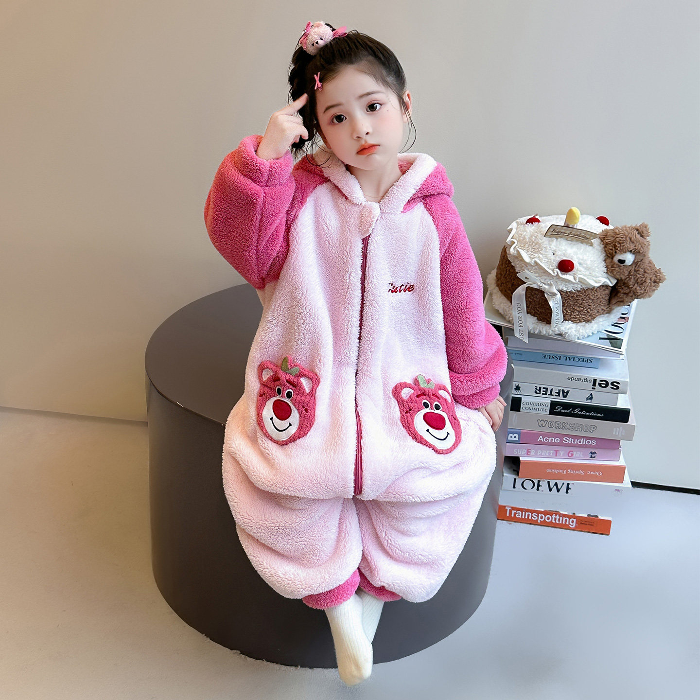 女童连体睡衣冬季新款女宝宝2026可爱小熊法兰绒儿童珊瑚绒家居服