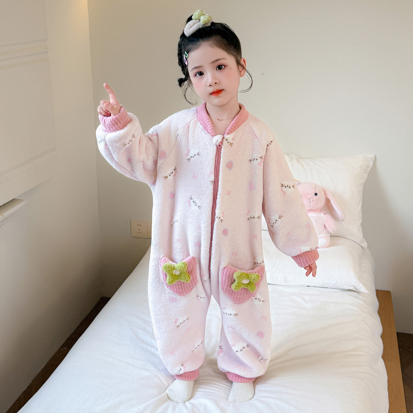 女童连体睡衣珊瑚绒秋冬季新款女宝宝可爱草莓爬服法兰绒保暖睡袋