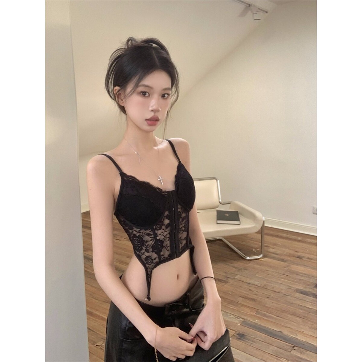 性感辣妹吊带小背心女秋冬洋气蕾丝拼接美背内衣黑色修身短款上衣