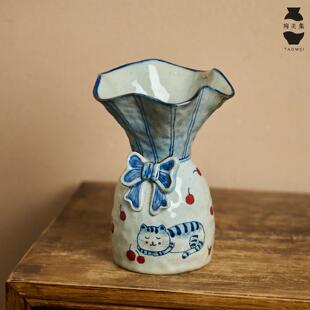 景德镇釉下彩蝴蝶结少女风花边口手绘猫咪花瓶可爱粗陶花器小摆件