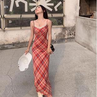 高级感气质格纹吊带裙女早春海边度假风红色收腰连衣裙包臀裙长裙