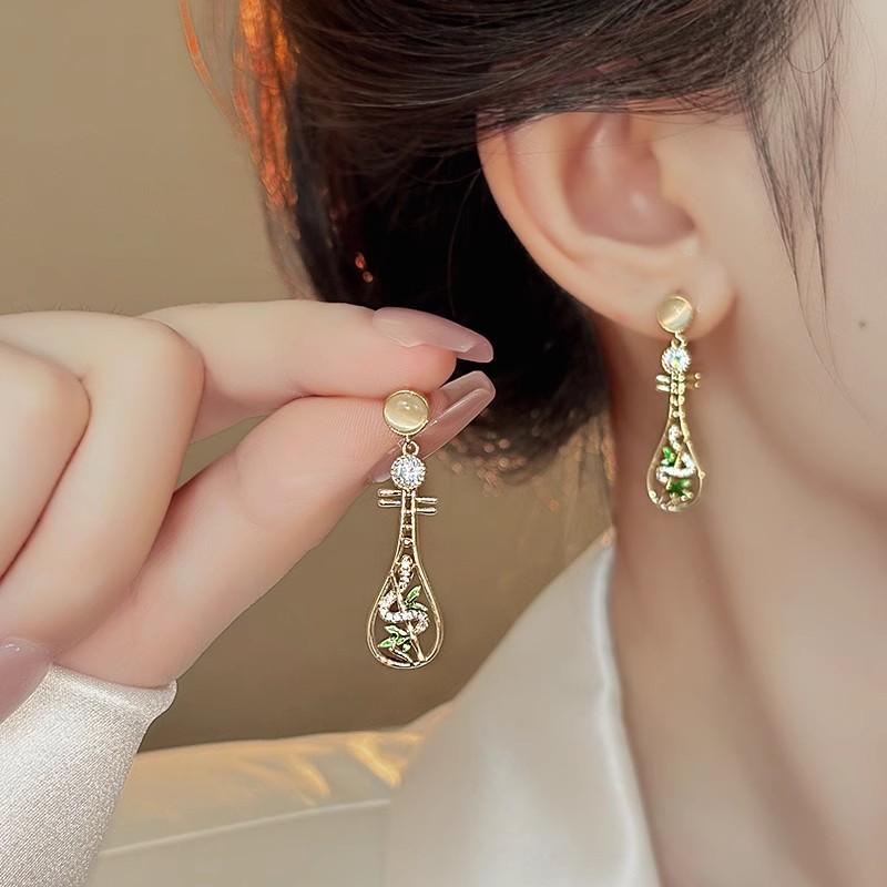 轻奢2024新款琵琶小蛇耳饰高级感