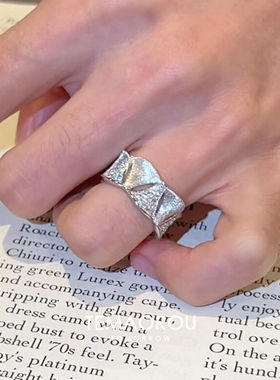 新中式绸缎感宽口拉丝扇形排戒指