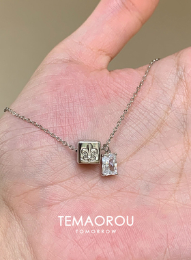 闪仿钻鸢尾花骰子项链精致冷淡风