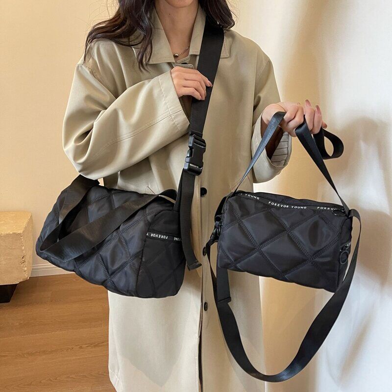 2026新款ins潮秋冬休闲菱格绣线单肩斜挎包枕头包高级感包包女包