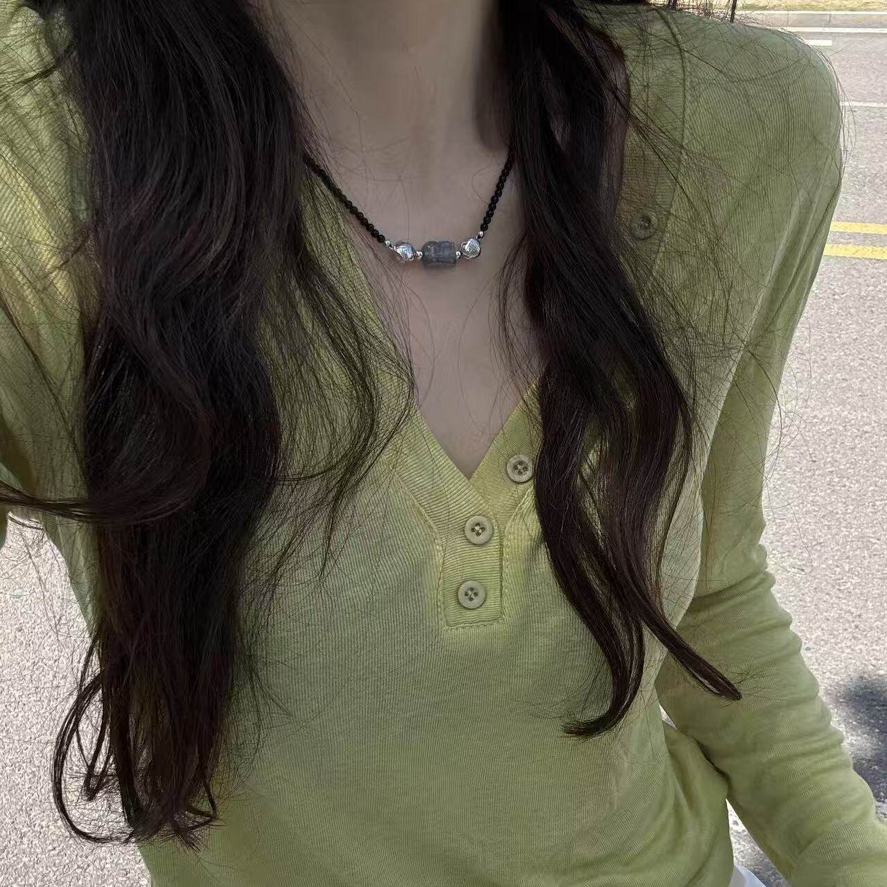 轻熟风绿色V领薄款长袖T恤罩衫女纽扣装饰修身显瘦打底衫上衣ins