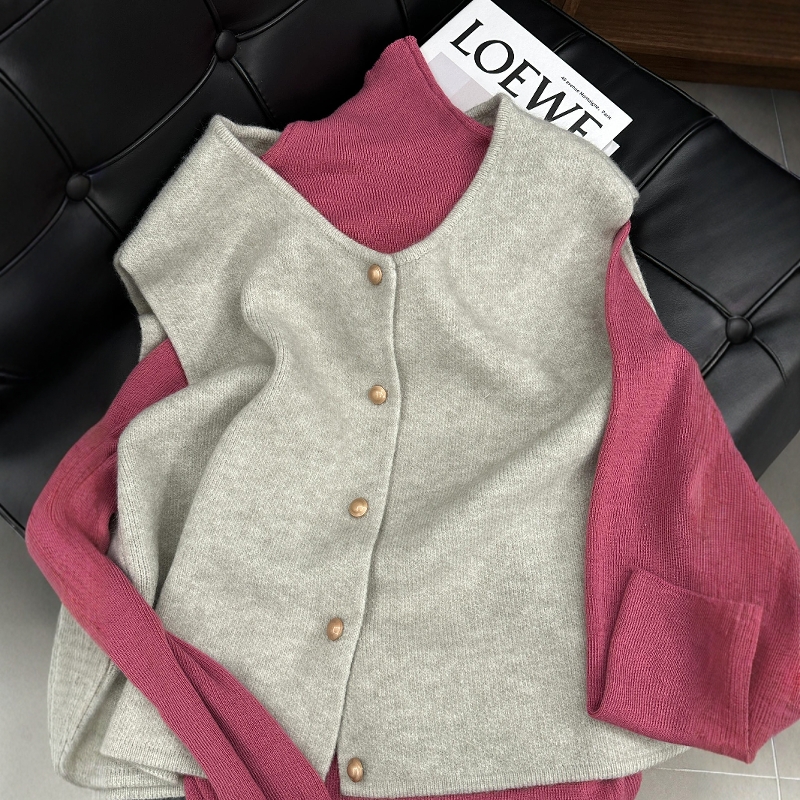 小香风半高领打底衫搭配针织马甲