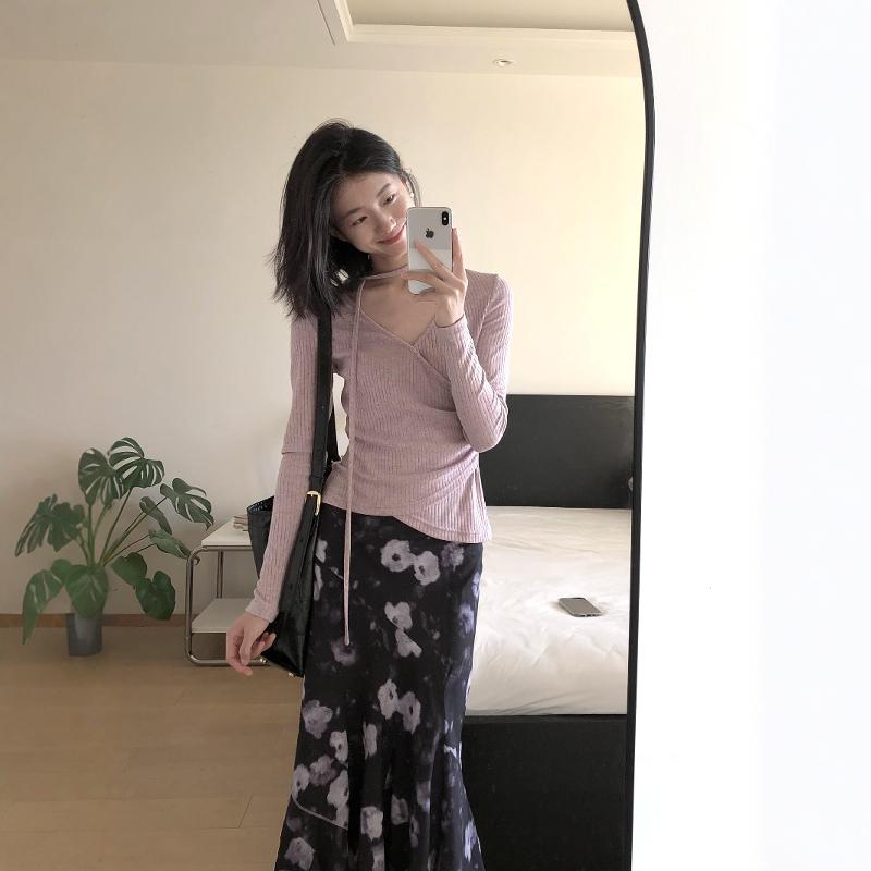 纯欲风V领针织衫搭配半身裙