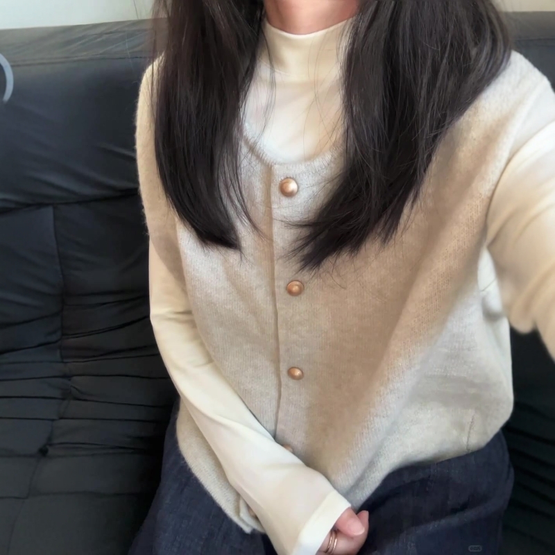 今年流行简约针织马甲内搭打底衫