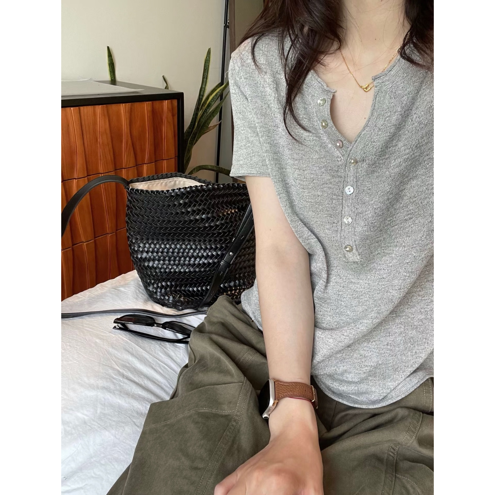 博主推荐！扣子剪刀领韩系针织短袖女夏薄款宽松休闲百搭显瘦上衣