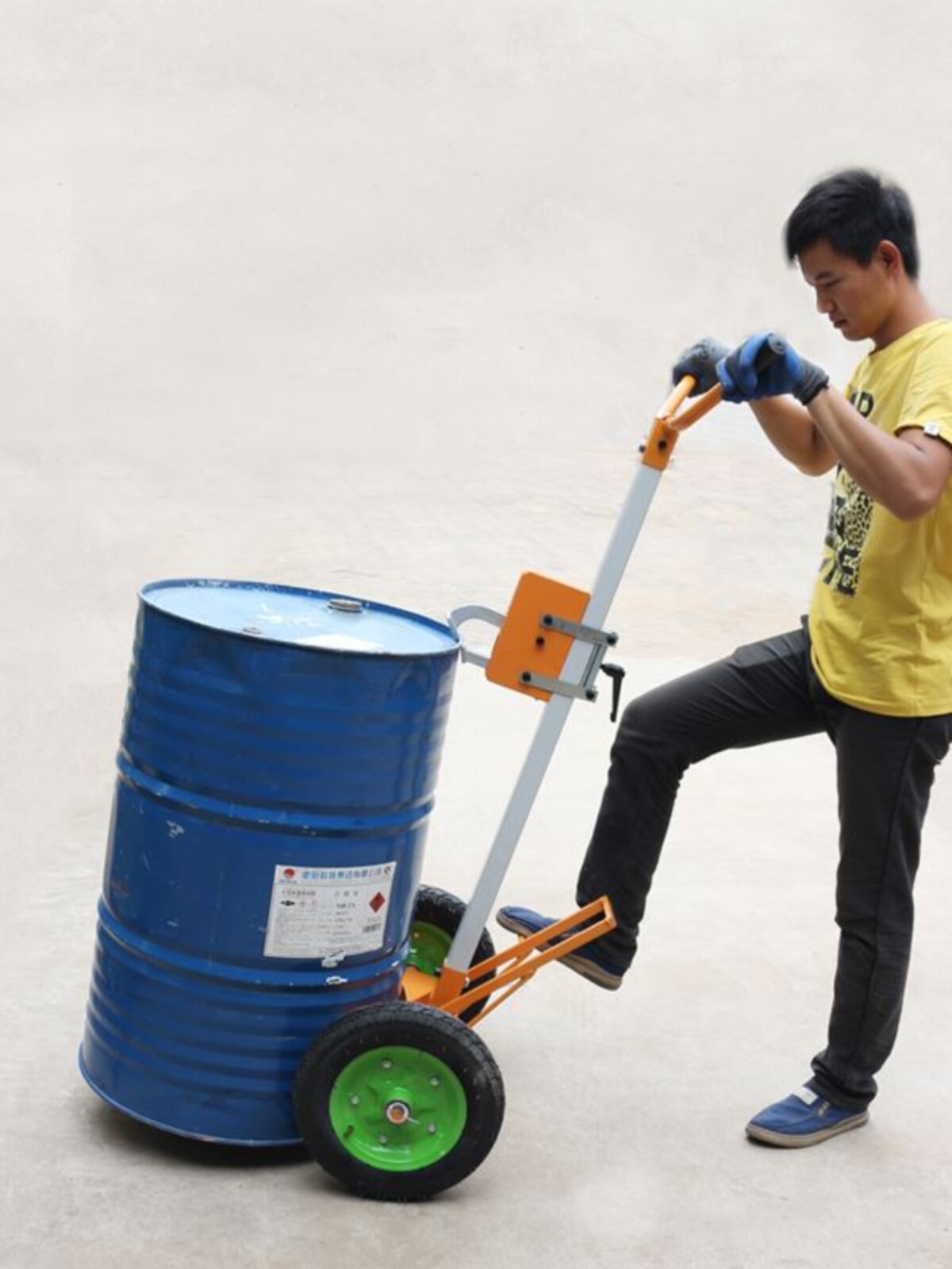 油桶搬运车鹰嘴咬嘴手推塑料圆桶夹装卸拖车手动拉铁桶神器小推