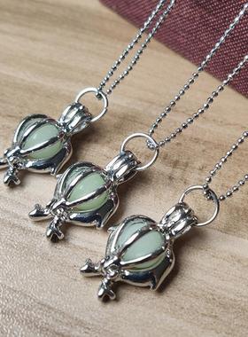 2026夜光石海豚银色项链坠子可打开发光项坠镂空魔盒创意香薰锁骨