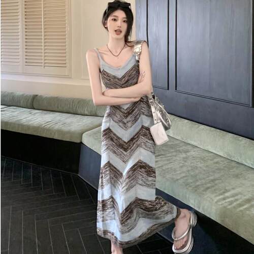 夏季度假风休闲复古条纹吊带连衣裙女宽松显瘦辣妹洋气垂感针织裙