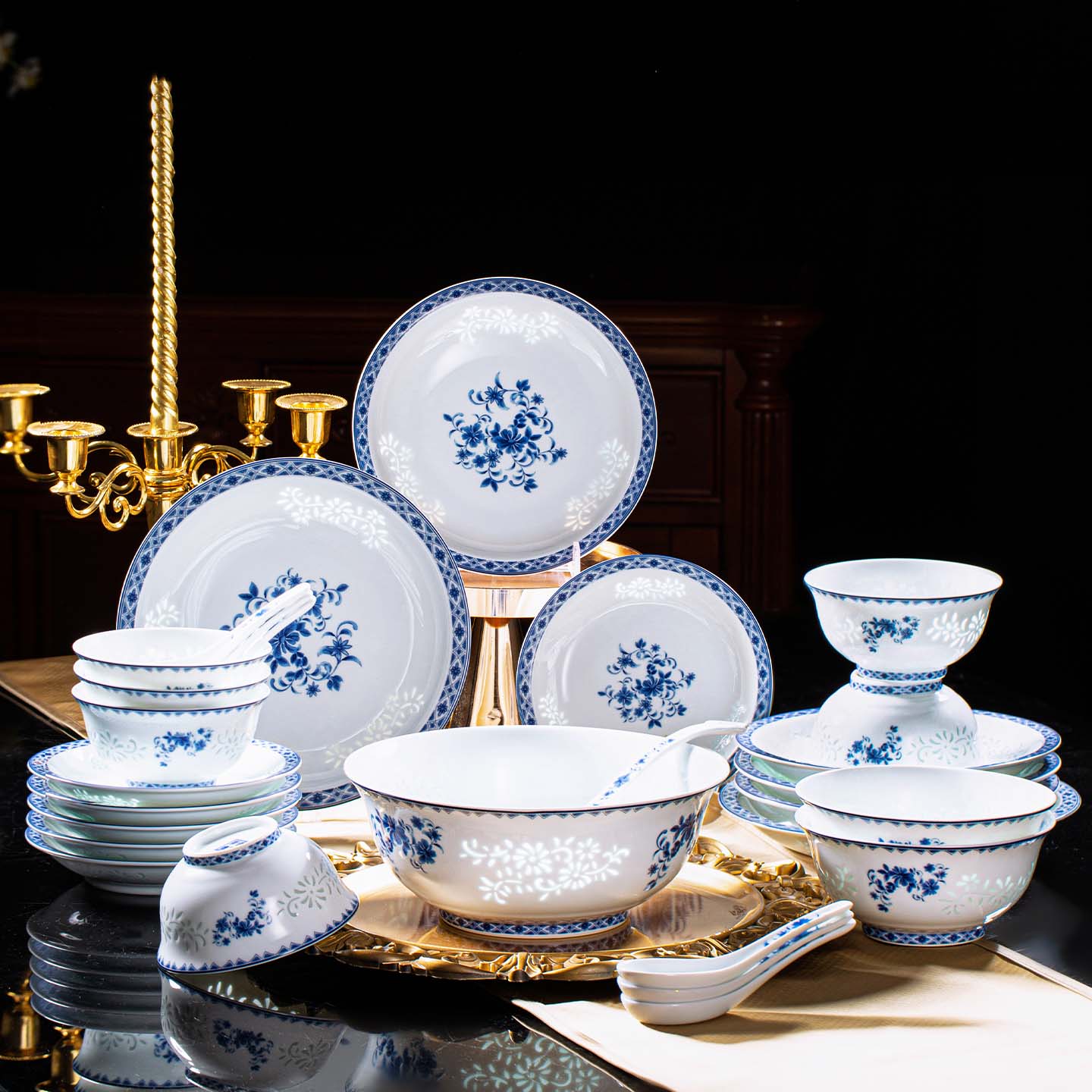 景德镇陶瓷餐具套装碗盘中式高端玲珑青花瓷家用新款碗碟乔迁送礼