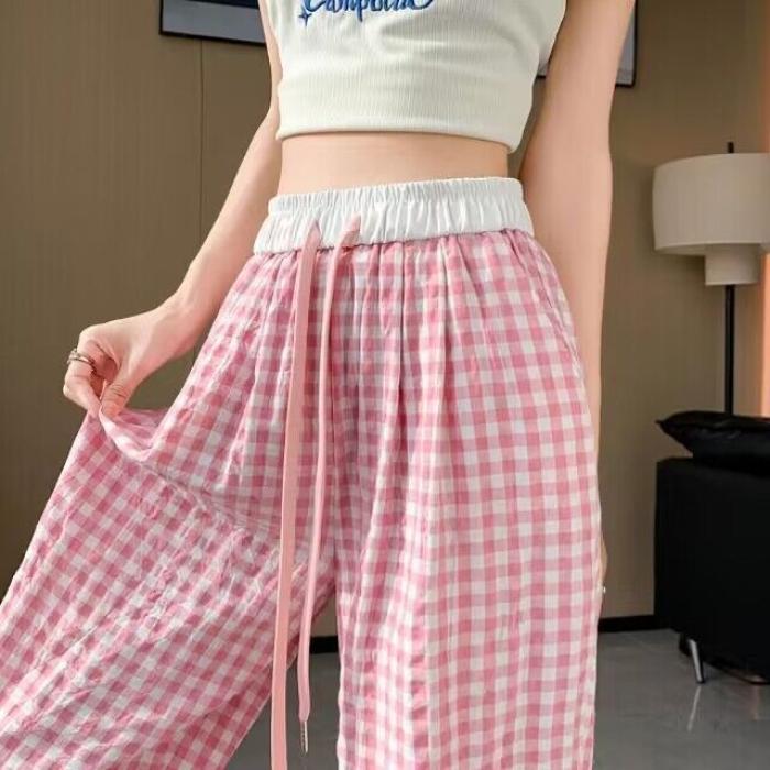 Randomly distribute miscellaneous clothing tops and pants