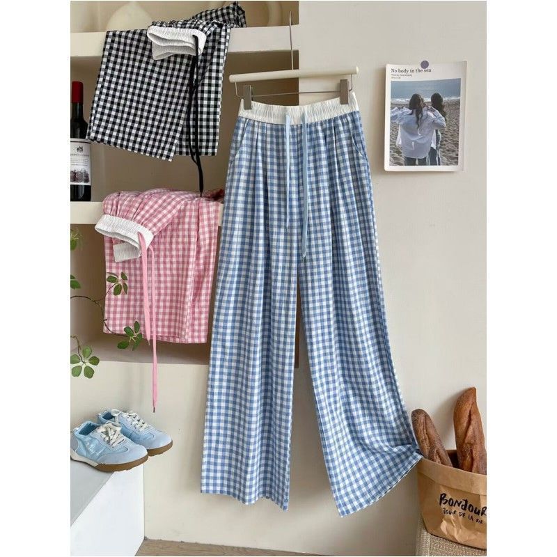 Randomly distribute miscellaneous clothing tops and pants