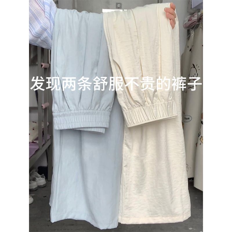 Randomly distribute miscellaneous clothing tops and pants