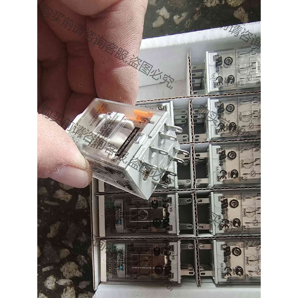 功能正常议价 全新施耐de插拔式继电器，型号RXM2CB2P7,共7盒，标