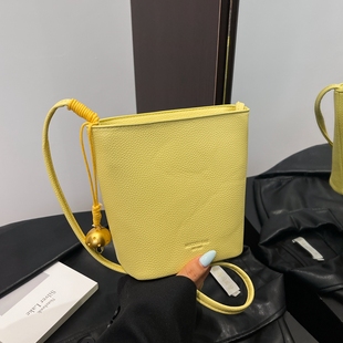 潮时尚 高级感小众手提水桶包女2025新款 百搭单肩斜挎包通勤手拎包