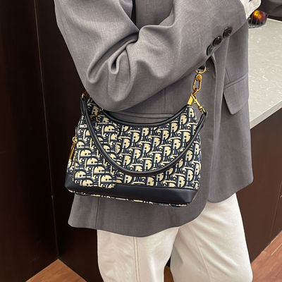 刺绣单肩斜挎包通勤腋下包