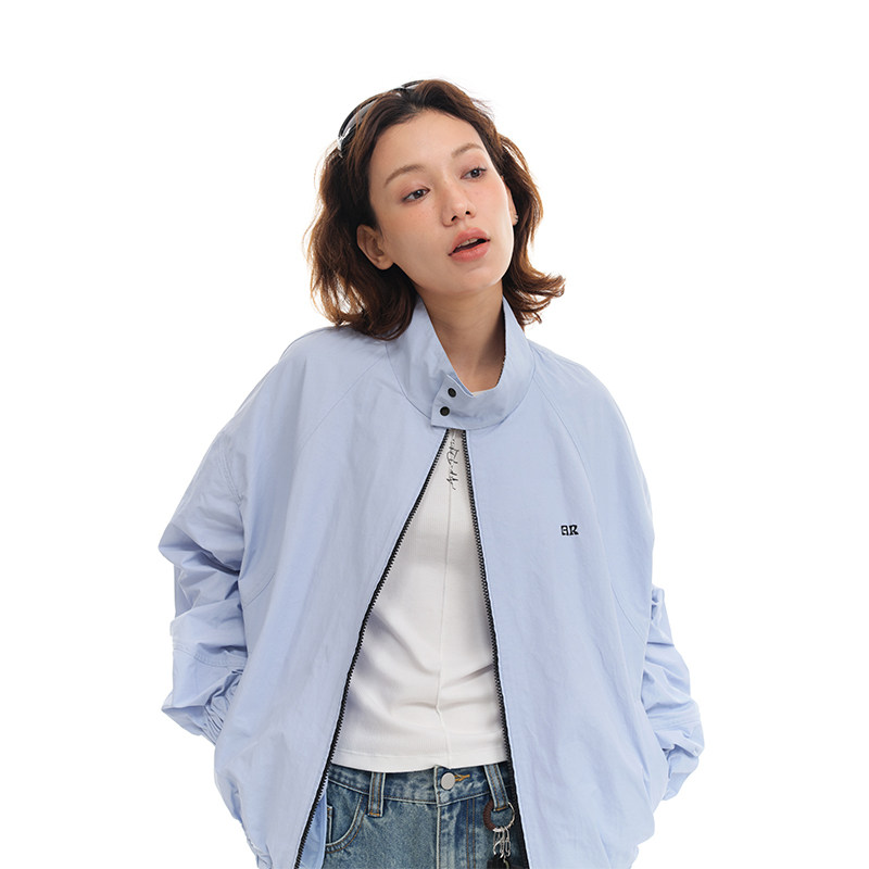 简约运动风，logo刺绣，小立领外套。