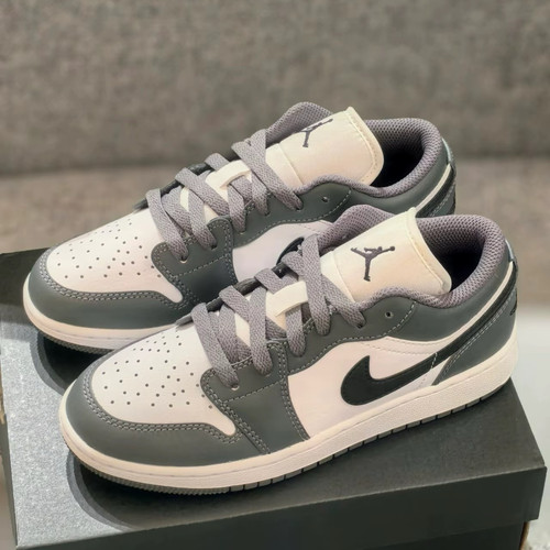 Nike/耐克Air Jordan复古AJ1灰白低帮经典板鞋553560-152