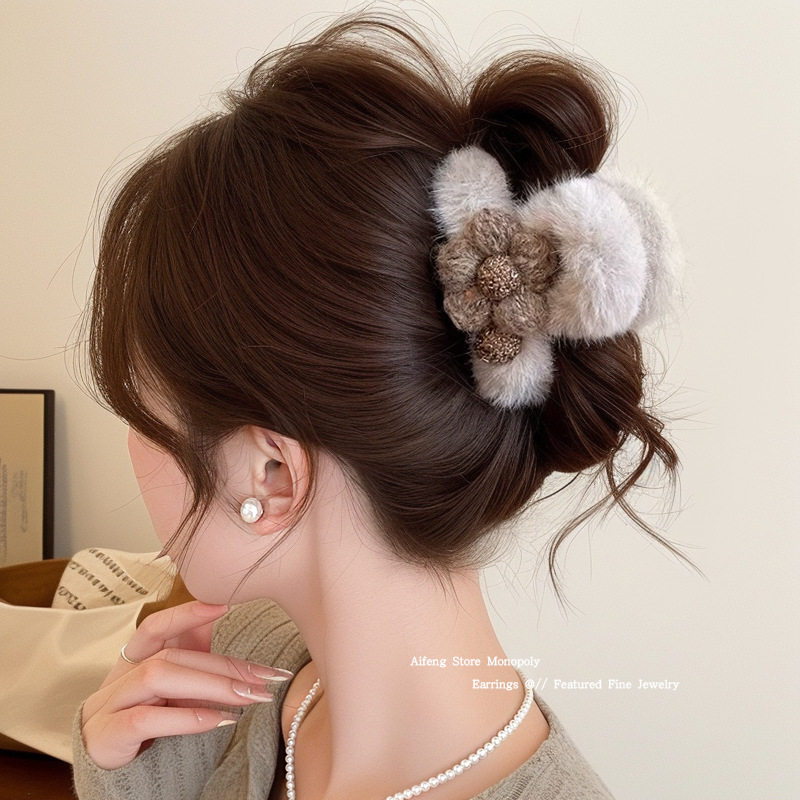 tktk毛绒花朵大号抓夹女2025新款感鲨鱼夹秋冬后脑勺发抓夹子头饰