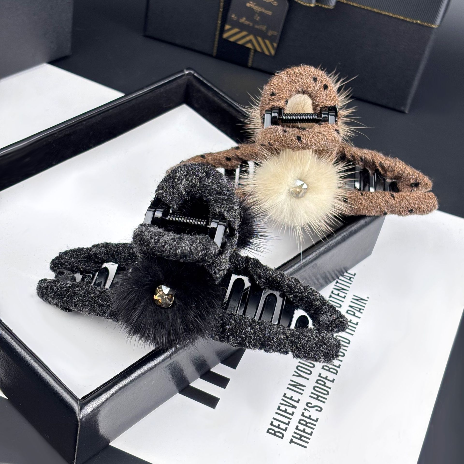 2025冉然新款水貂毛球抓夹感后脑勺鲨鱼夹水钻百搭盘发头饰