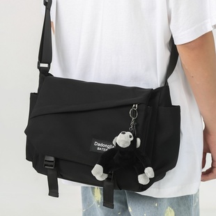 2026新款闪电仓男士斜挎包日系风工装邮差包休闲ins大容量男包