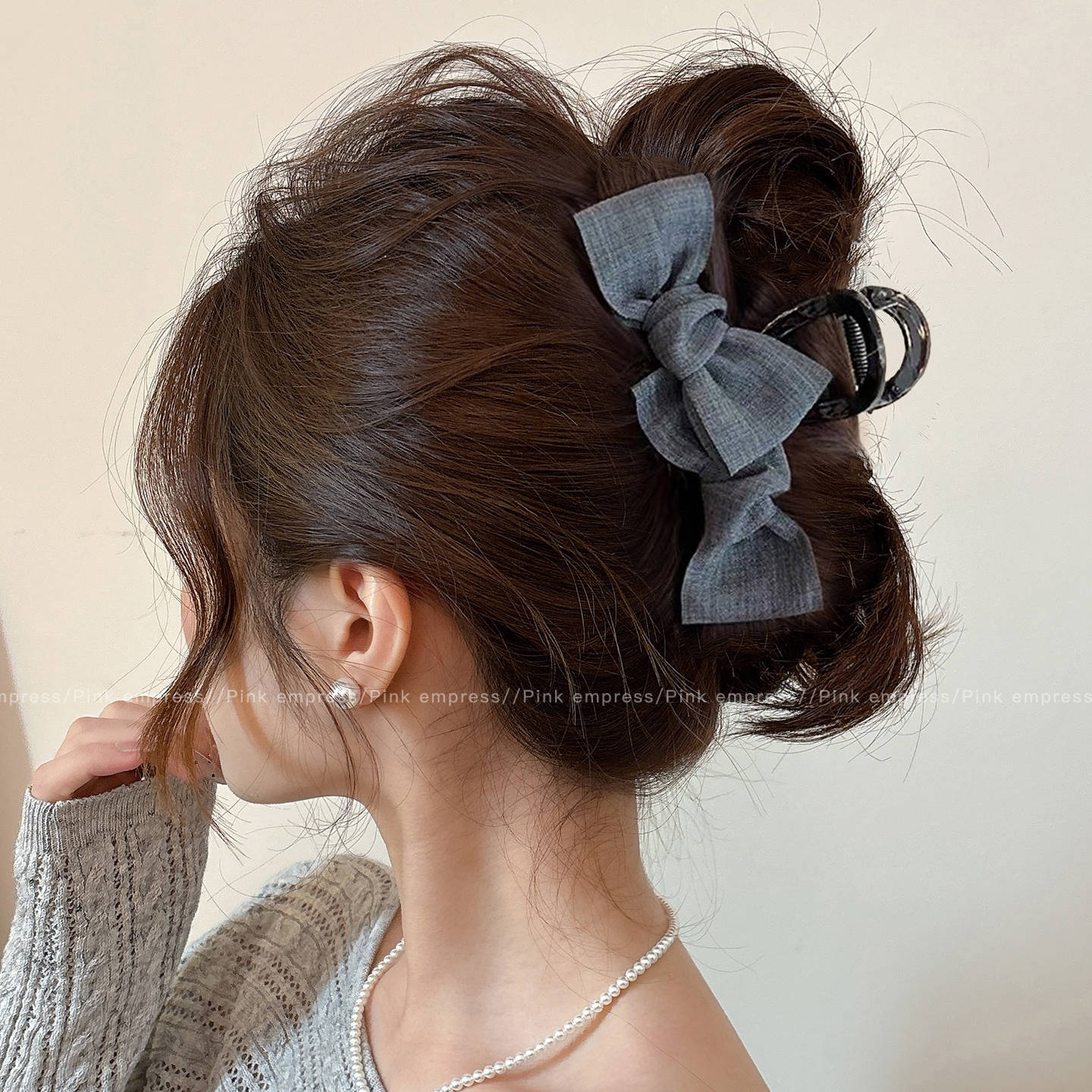 灰色蝴蝶结抓夹发夹女2025新款感中号鲨鱼夹子后脑勺发抓头饰