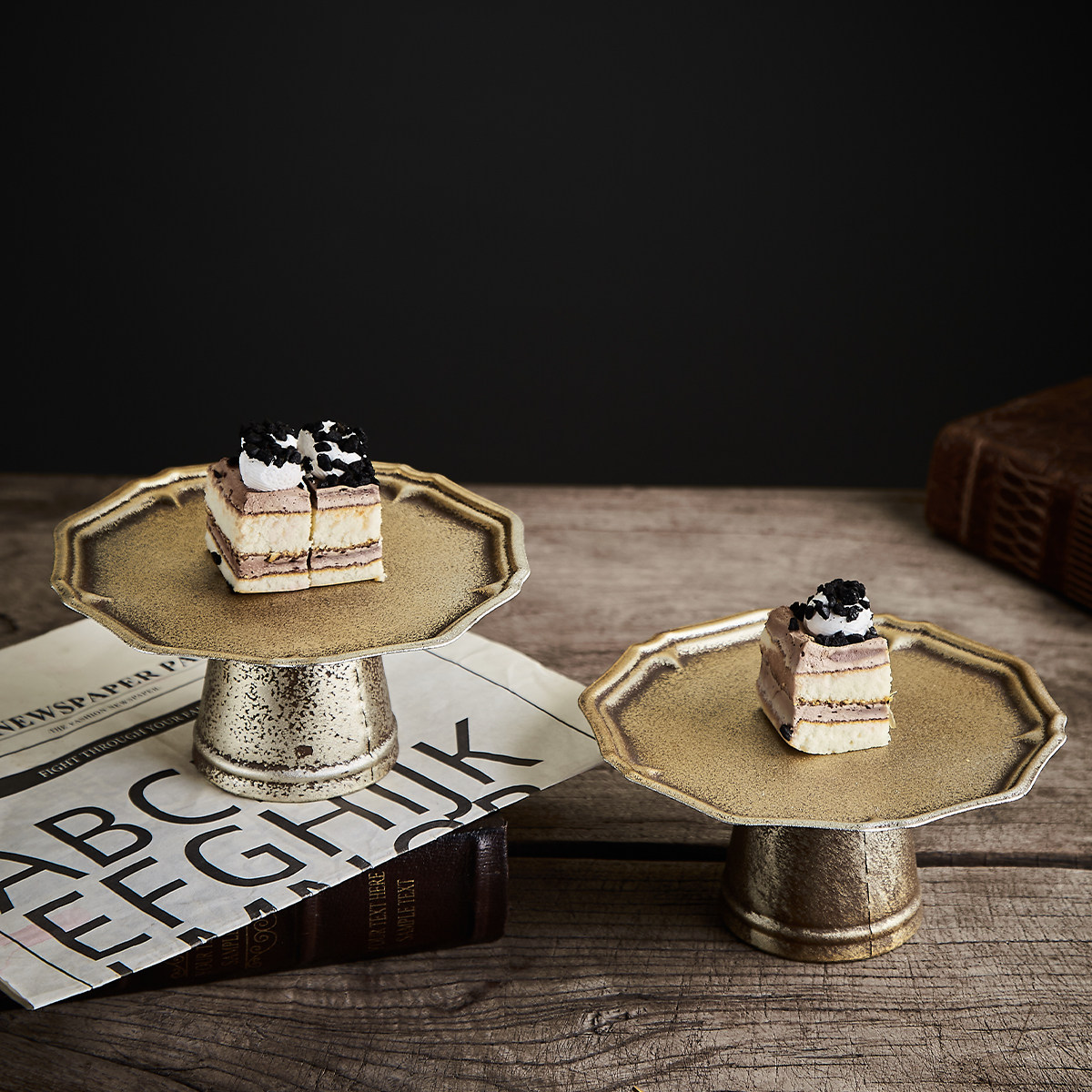 复古花边做旧铁艺托盘高脚面包水果盘收纳盘静物美食拍摄甜品台