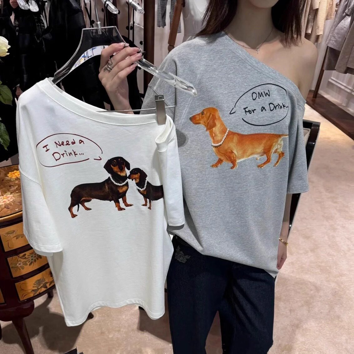 现货珍珠项链腊肠狗印花斜肩T恤
