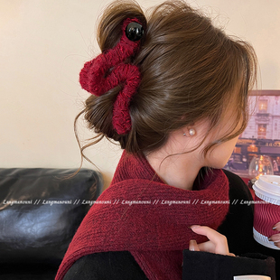 冬日毛线红色波浪抓夹女2025新款高级感鲨鱼夹后脑勺发夹大号头饰