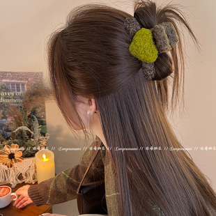 毛绒爱心抓夹女高级感半扎发鲨鱼夹2025新款冬日后脑勺发夹子发饰