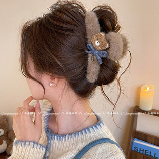 可爱小熊蝴蝶结毛绒抓夹女鲨鱼夹2025新款高级感发夹冬日百搭头饰