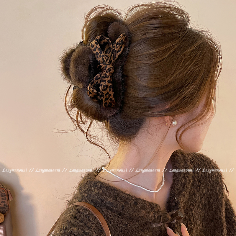 豹纹蝴蝶结毛绒抓夹女秋冬高级感盘发夹2025新款鲨鱼夹后脑勺发饰