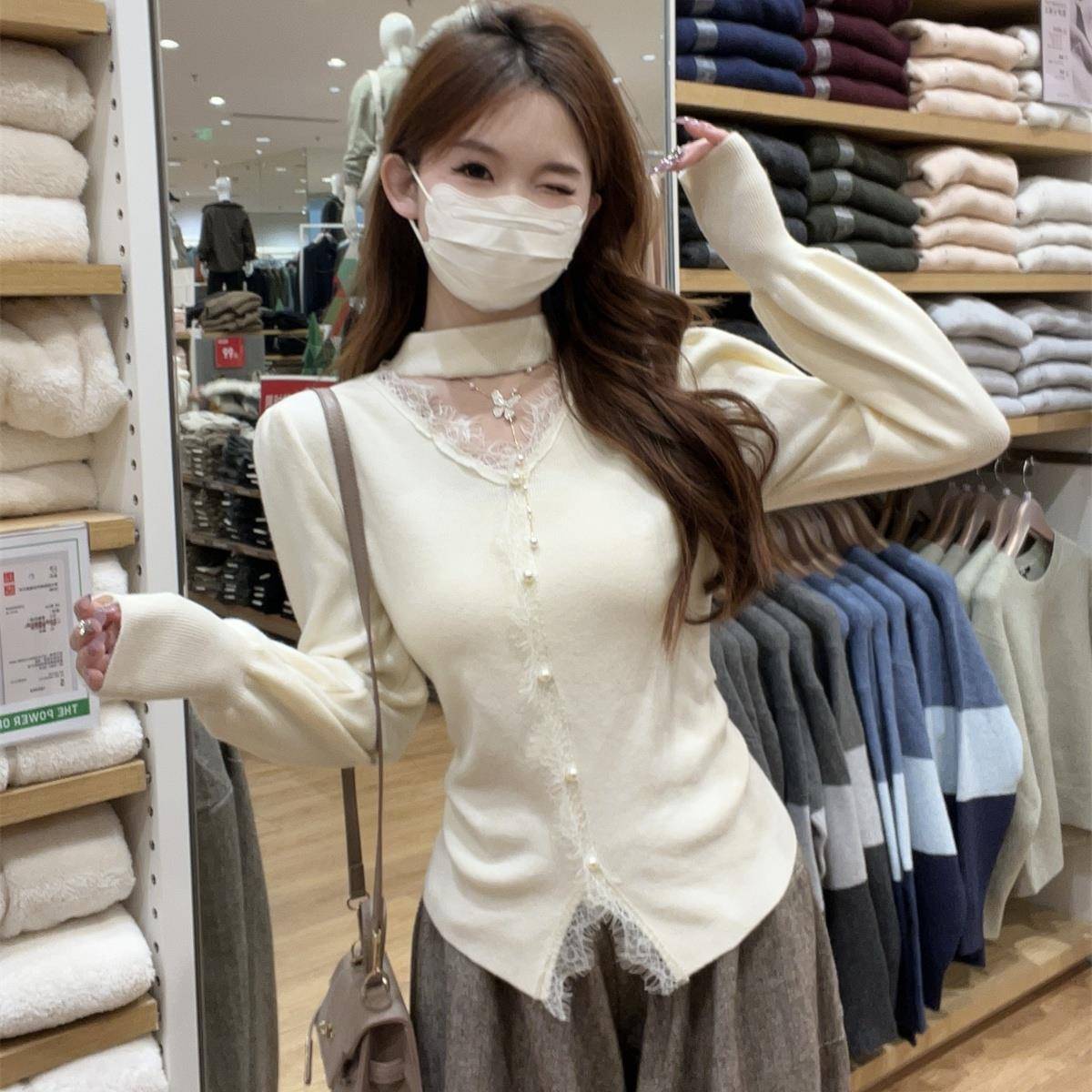 春季2025年新款紧身纯欲挂颈镂空蕾丝设计感针织打底衫上衣女毛衣