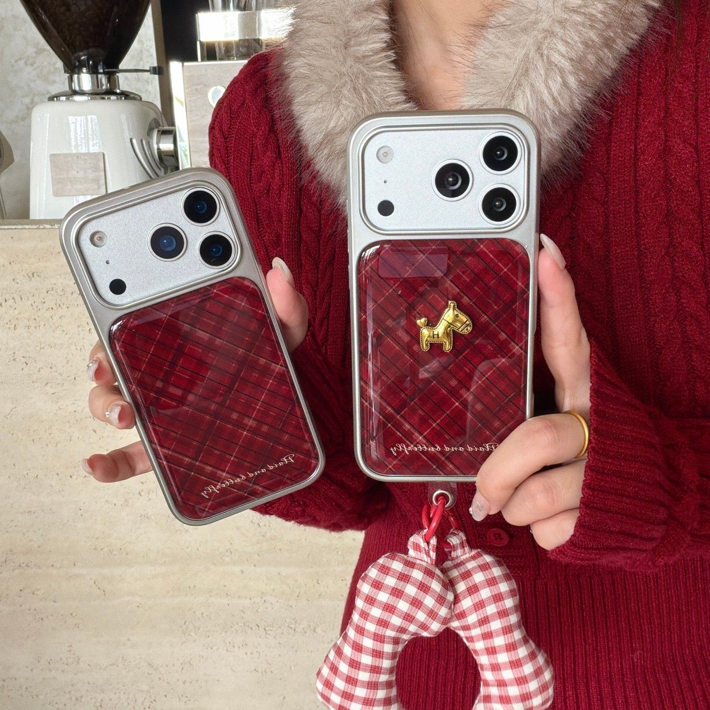 适用iphone16手机壳苹果17promax新年酒红菱格立体小金马新款14个性女款13全包防摔15pro硅胶软苹果17保护套,3C数码配件,手机保护套/壳,淘宝优惠券,粉丝福利购,淘宝优惠卷