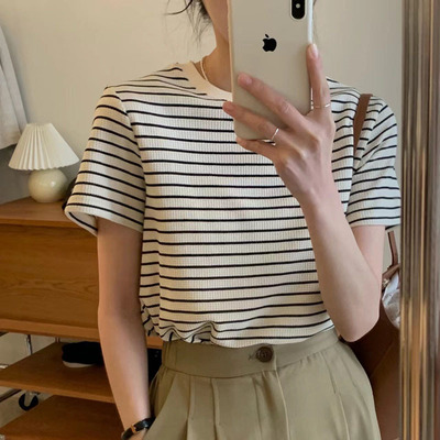 Striped round neck short sleeved T-shirt 休闲条纹圆领短袖T恤