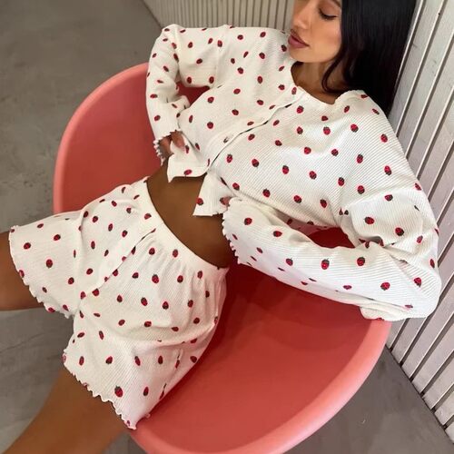 Strawberry cardigan top and shorts set草莓开衫上衣短裤套装