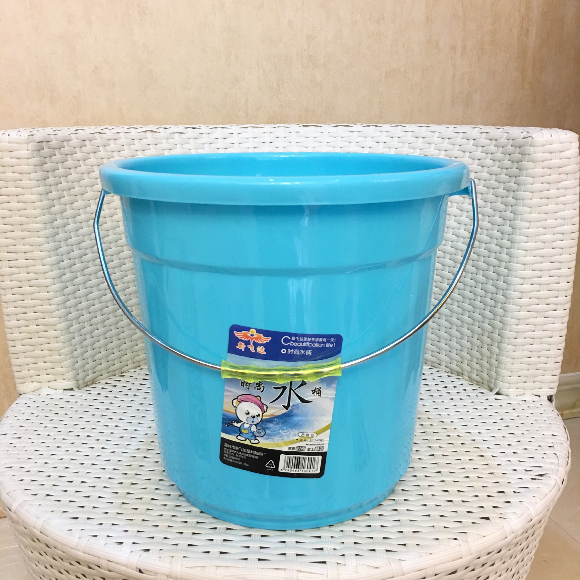 新款直销盈发塑业直销6041桶彩色家用塑料水桶铁把手提桶圆形储水