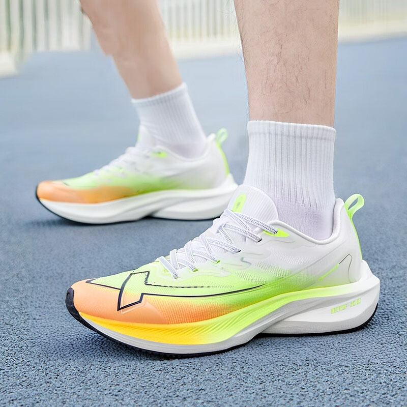 特步一体成型减震透气运动鞋跑鞋