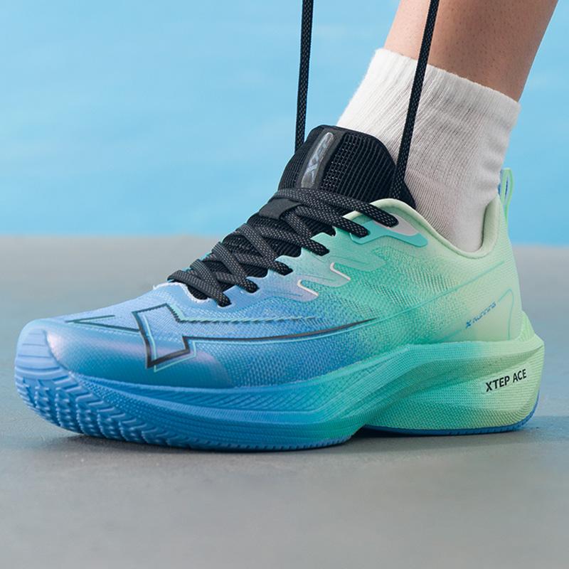 特步一体成型减震透气运动鞋跑鞋