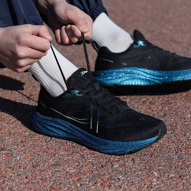 特步薄底香菜跑步鞋男鞋