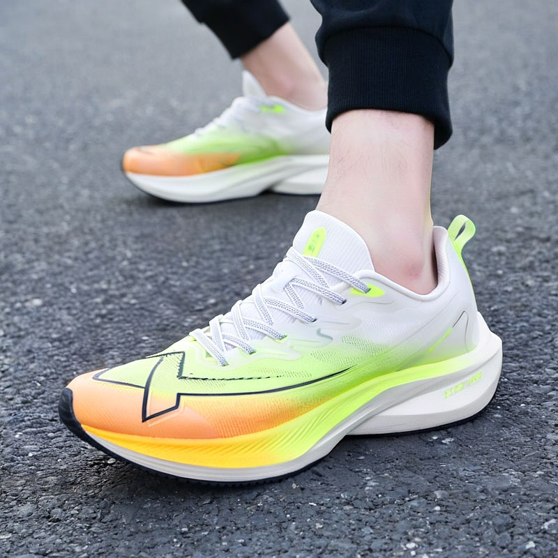 特步一体成型减震透气运动鞋跑鞋