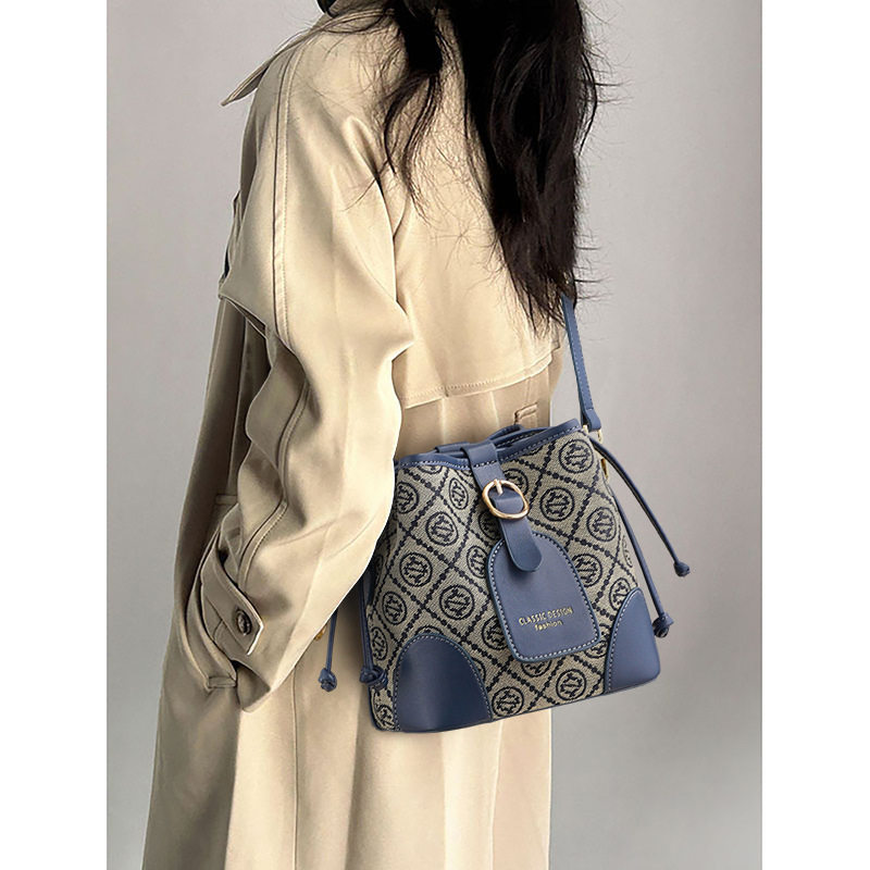 包包女式2025新款女包秋冬水桶包轻便通勤大容量单肩斜挎包