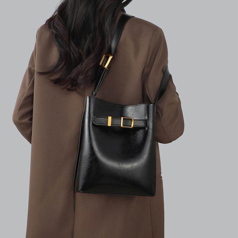 水桶包2026新款女士斜挎包高级感通勤腋下休闲真皮女包黑色百搭