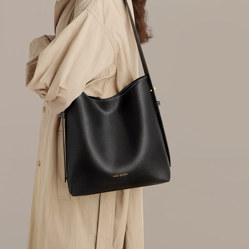 轻奢质感黑色水桶包大容量通勤包秋冬松弛感单肩包逛街百搭斜挎包