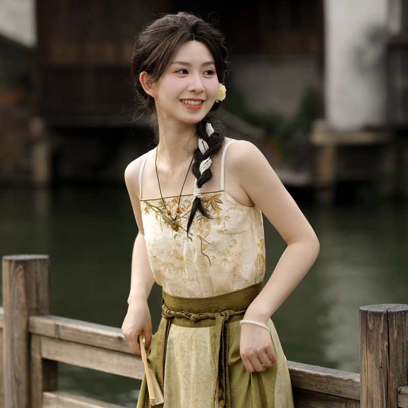 金枝玉叶森女部落原创刺绣外穿气质背心吊带女2025年早春新款女装