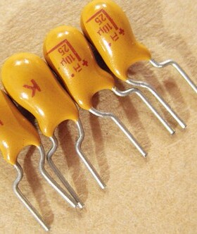 TAP106K025CCS 钽质电容器 25v10uF 10%  AVX TAP系列